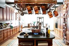 Här i köket på Villa Mälargården kan ni laga maten tillsammans med våra skickliga kockar.