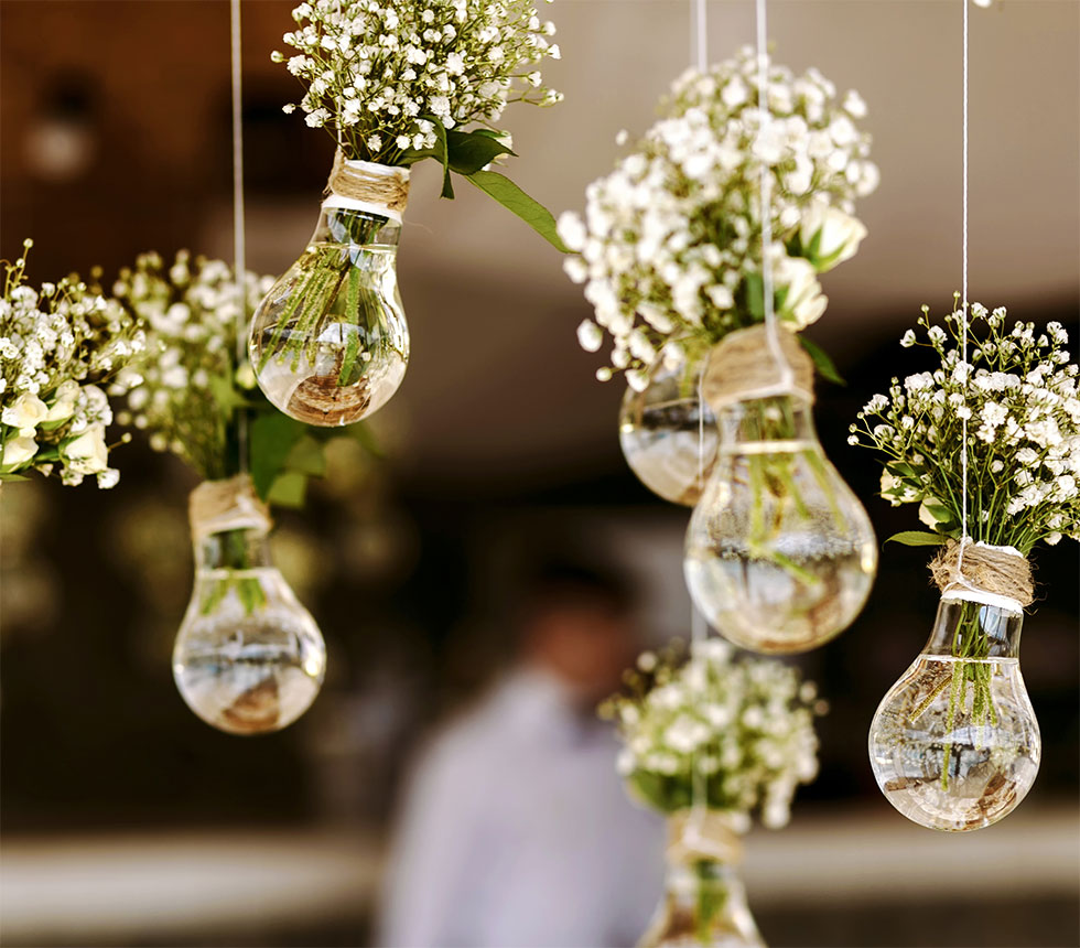 Fest-dekoration blommor i hängande vaser