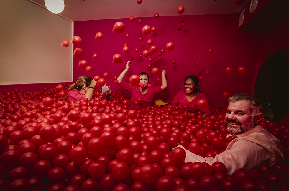 Konferens i bollhavet med 29000 röda bollar på happy tammsvik