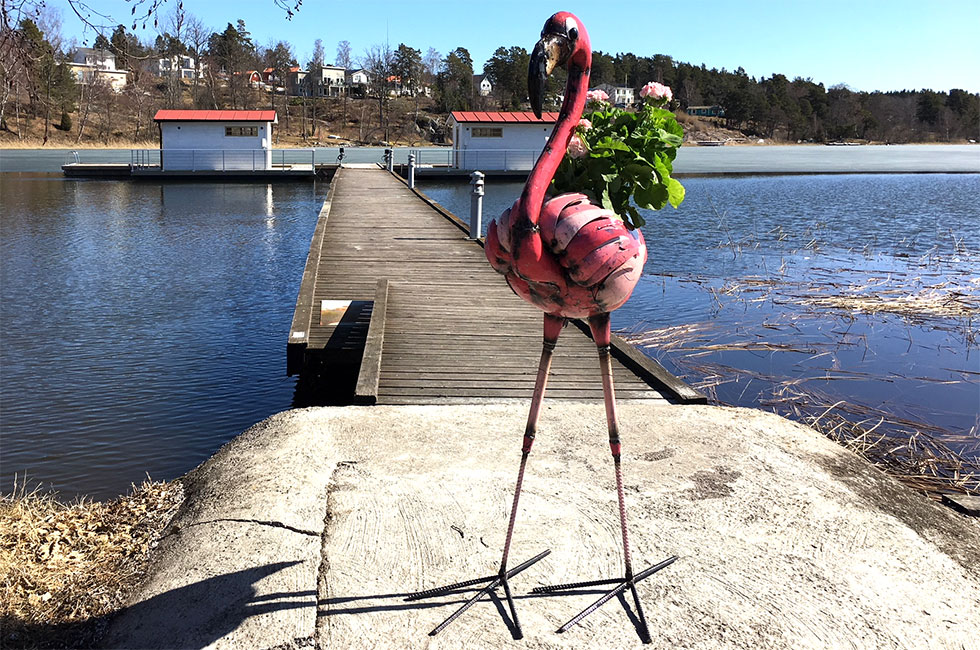 Flamingo gjord av oljefat