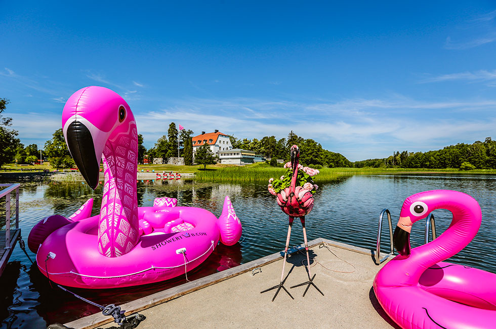 Tre rosa flamingos vid bryggan på Tammsviks Herrgård