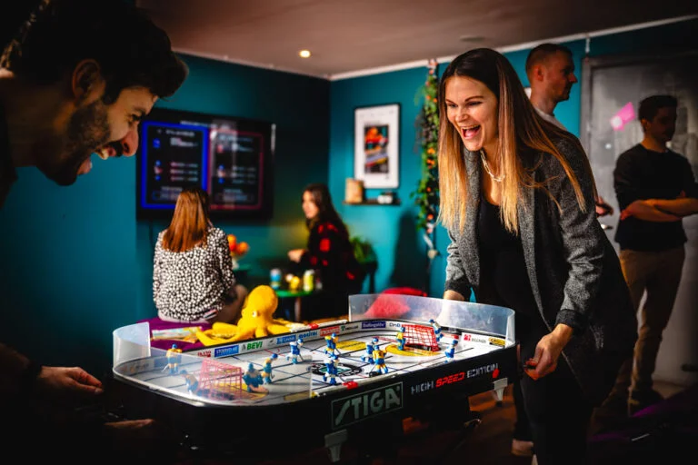 Spela på ett klassiskt bordshockeyspel