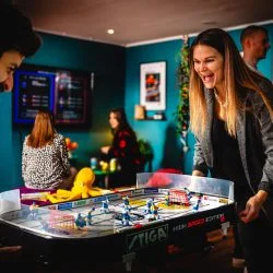 Spela på ett klassiskt bordshockeyspel